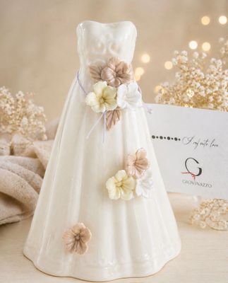 une robe blanche à fleurs, à côté d'un marque-place