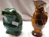deux vases posés l'un à côté de l'autre sur une table