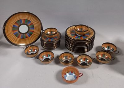 Un service à gâteaux en porcelaine polychrome, Asie comprena…