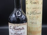 une bouteille de vin à côté d'une bouteille de vin