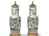 paire de vases chinois avec figures sur fond blanc