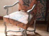 a chair that is sitting in the corner of a room