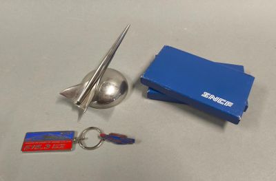 Porte stylo Concorde. Et deux portes clefs SNCF record TGV 1…