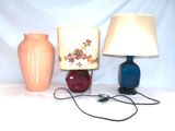 trois vases et une lampe posés sur une table blanche