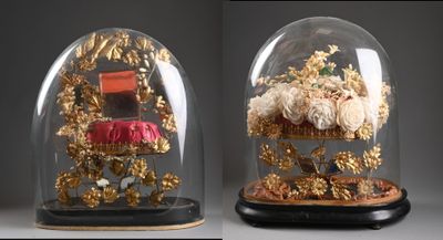 deux cloches en verre ornées de motifs dorés à l'intérieur