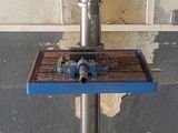 une perceuse bleue posée sur un support dans une pièce