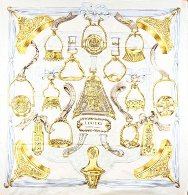 une photo d'une écharpe ornée de motifs dorés et blancs