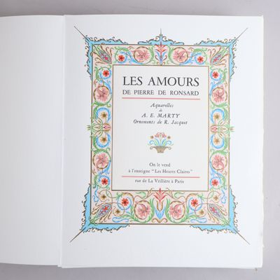 un livre ouvert sur lequel figure l'image d'un vase
