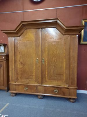 une grande armoire en bois au milieu d'une pièce