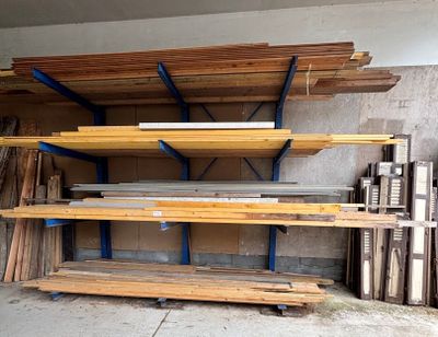 beaucoup de bois sur les étagères du garage