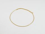 un bracelet en chaîne d'or à chaîne unique sur fond blanc