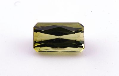 une tourmaline verte sertie d'un diamant noir au centre