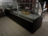 une image d'une vitrine dans un magasin