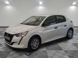 la voiture blanche est garée sur un sol en damier dans le garage