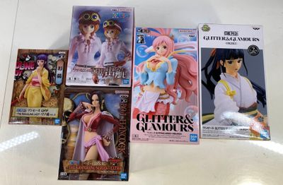 de nombreuses figurines d'anime exposées sur la table