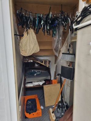 un petit placard dans lequel il y a beaucoup de bric-à-brac