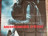 une affiche du film « Mensonges d'État » sur laquelle figure un homme tenant un pistolet