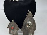 deux figurines en argent représentant un homme et une femme, posées sur une table