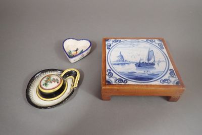 une petite boîte en bois contenant une petite assiette et un petit bol