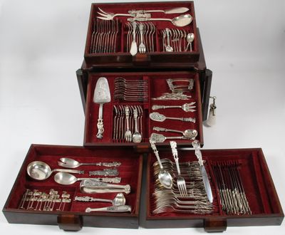 On trouve dans ce coffret de nombreux types d'argenterie différents