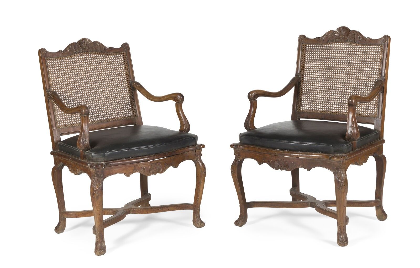 PAIRE DE FAUTEUILS CANNÉS EN NOYER