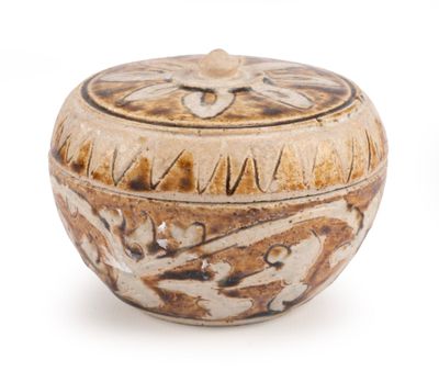 BOÎTE COUVERTE en grès glaçure crème et brune à décor sur le…