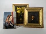 deux tableaux représentant des femmes et un vase de fleurs jaunes posé sur une table