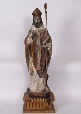 statue d'un homme vêtu d'une robe et tenant un bâton