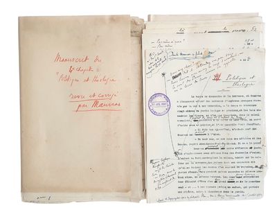 un vieux livre écrit posé sur une table