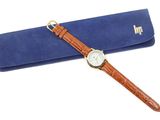 un gros plan d'une montre-bracelet au boîtier bleu