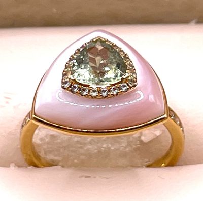 une bague rose sertie d'une pierre verte