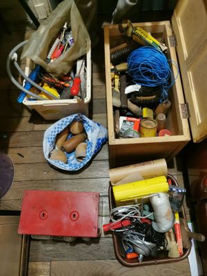 une table en bois sur laquelle sont disposés de nombreux objets divers