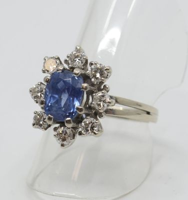 une image d'une bague en saphir bleu et diamant