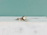 une photo d'une bague en or sertie d'un diamant blanc