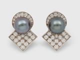 une paire de boucles d'oreilles en perles et diamants