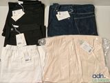 trois paires de jeans pour femmes sont posées sur une table