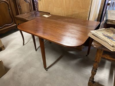 une table placée au milieu d'une pièce