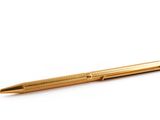 un stylo doré sur fond blanc, avec un espace réservé au texte