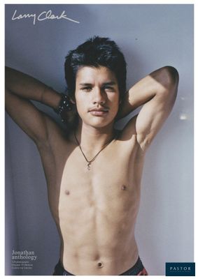 un homme qui pose pour une photo torse nu