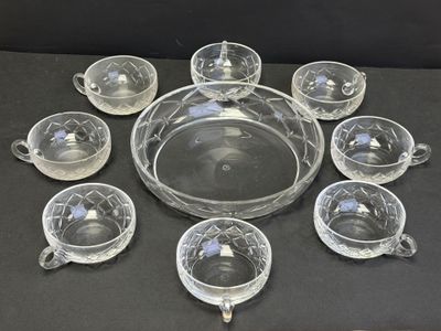 six tasses et une soucoupe au centre d'un cercle