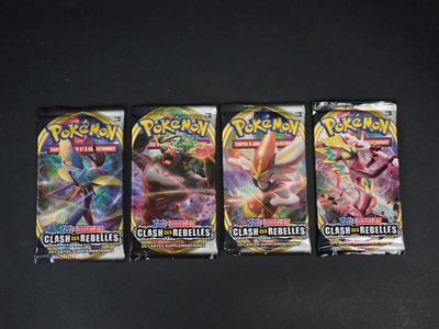 trois paquets de cartes à collectionner Pokémon posés sur une table