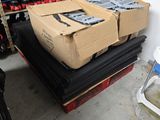une grande pile de cartons posée sur une palette dans un entrepôt