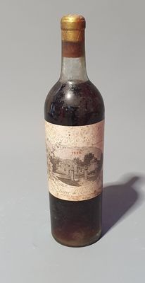 une bouteille de vin posée sur une table