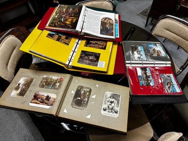 9 classeurs garni de découpage de magazine et photos diverses, un...