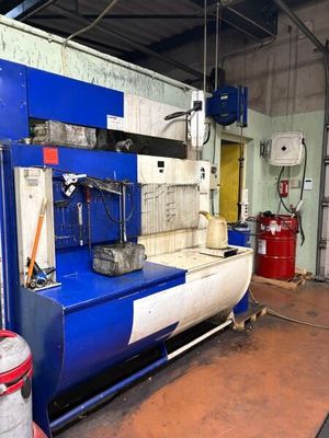 une machine qui se trouve à l'intérieur d'un bâtiment