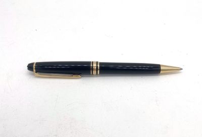 le stylo est posé sur la table, prêt à être utilisé