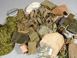de nombreux objets militaires qui sont posés sur la table