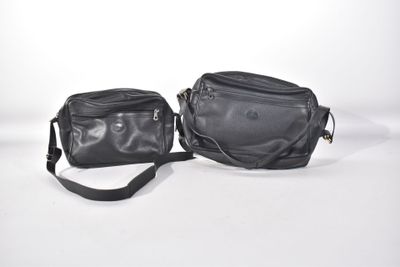 deux sacs à main en cuir noir posés sur une surface blanche
