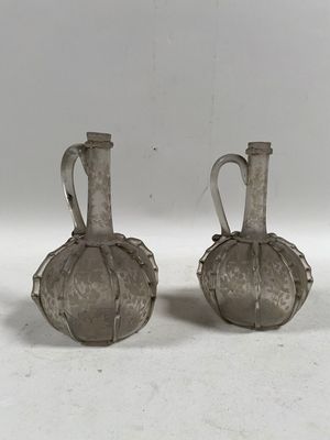 paire de vases anciens en verre argenté avec des anses, sur fond blanc