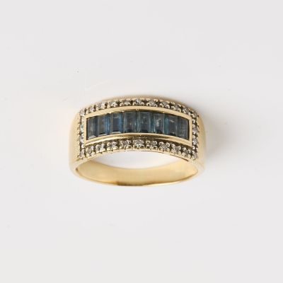 une bague en or sertie de saphirs bleus et de diamants